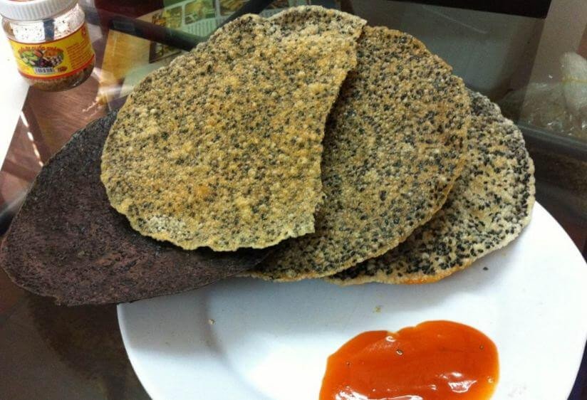 Bí quyết thưởng thức bánh tráng mè đen nướng không lo béo
