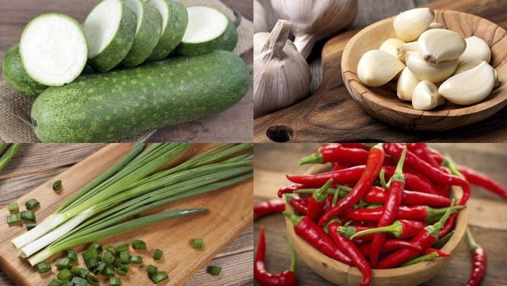 Bí xanh tươi và các nguyên liệu chuẩn bị