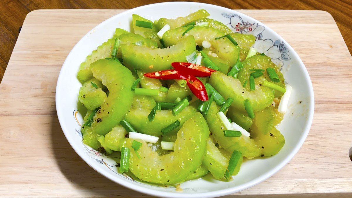 Bí xanh xào tỏi thơm ngon đã hoàn thành