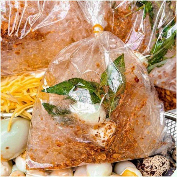 Bịch bánh tráng mang về với sốt bánh tráng trộn đặc trưng