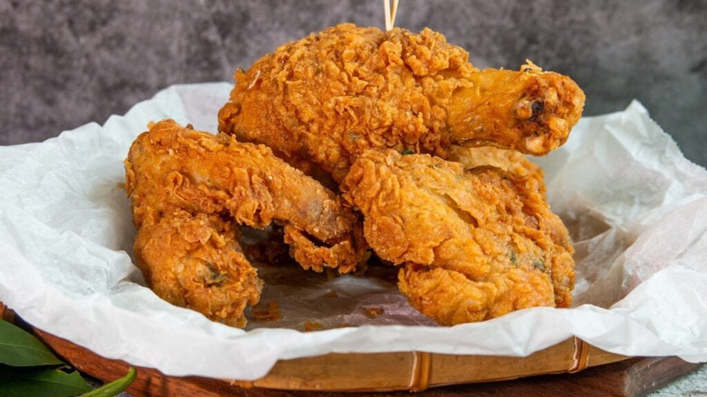 Biểu đồ hoặc hình ảnh minh họa hàm lượng chất béo cao trong một phần gà rán.