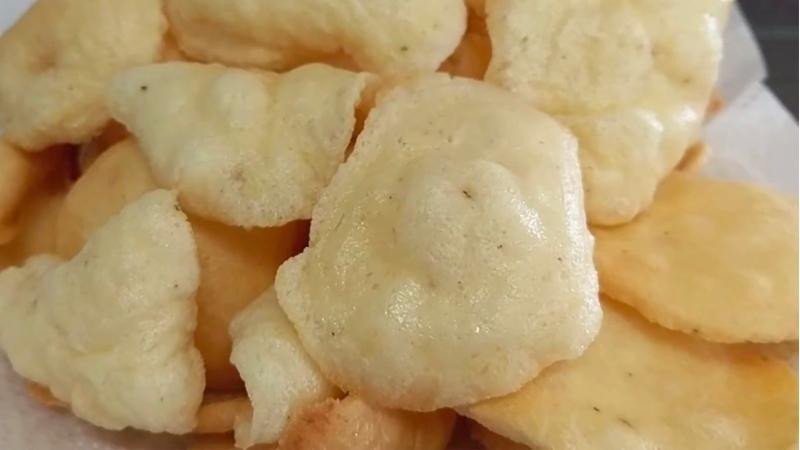 Biểu đồ so sánh lượng calo trong 100g bánh phồng tôm khô và đã chiên