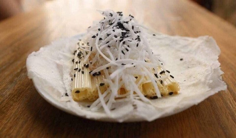 Bò bía với các thành phần chính như rau, bánh tráng