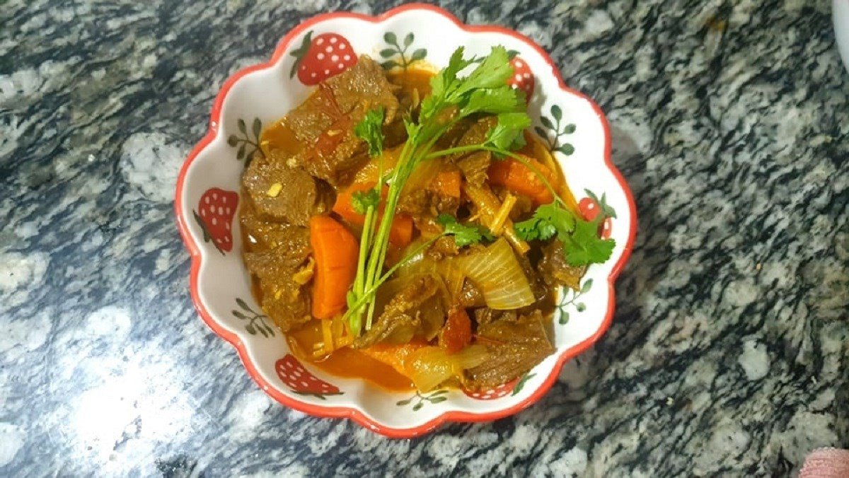 Bò kho cà rốt nấu nước dừa, màu sắc hấp dẫn