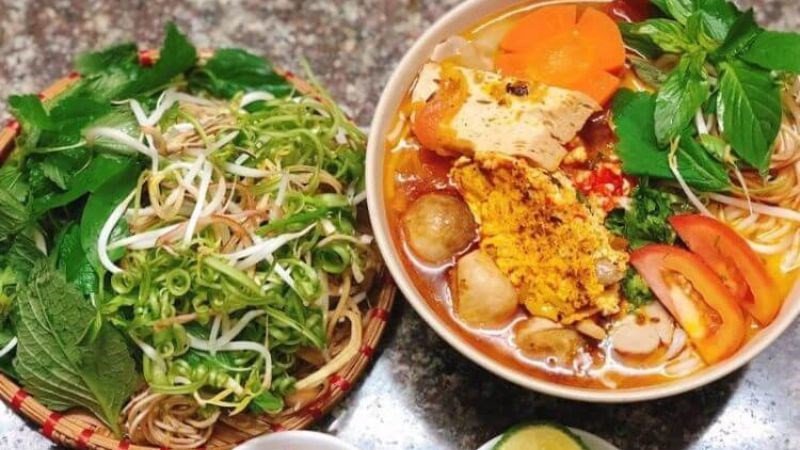 Bổ sung rau xanh khi ăn bún riêu giò heo