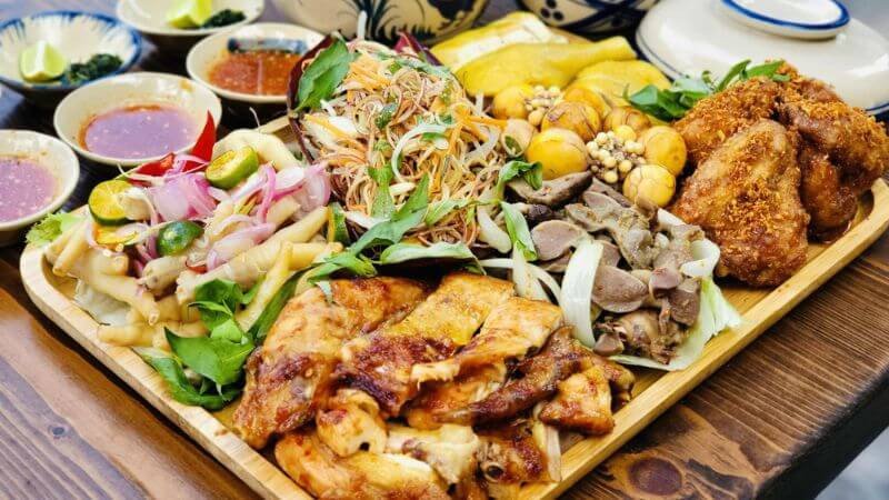 Bổ sung rau xanh và trái cây khi ăn cơm gà nướng để cân bằng dinh dưỡng