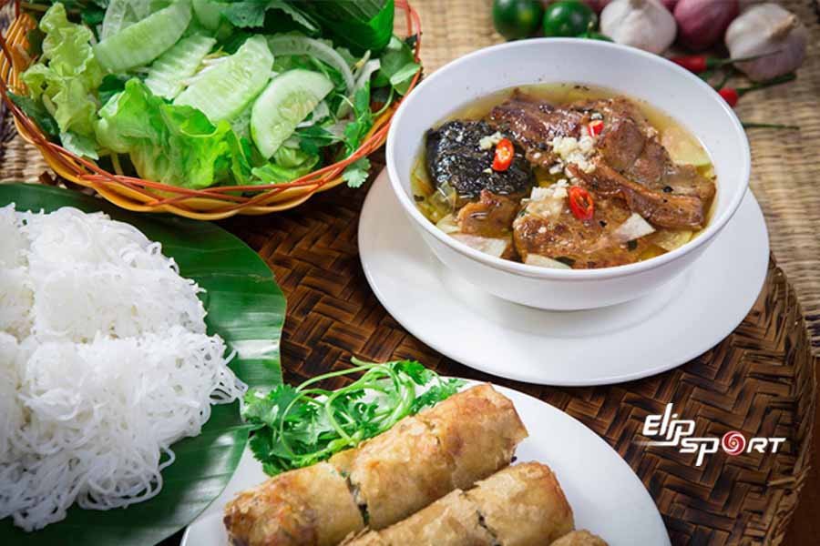 Bổ sung thêm rau xanh giúp tăng chất xơ và giảm calo cho bữa ăn bún chả cá.