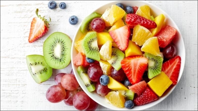 Bổ sung trái cây tươi và rau củ vào chế độ ăn giúp cung cấp vitamin và khoáng chất cần thiết, cân bằng dinh dưỡng và hạn chế cảm giác thèm ăn các món ngọt như kem.