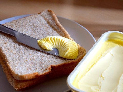 Bơ thực vật được phết trên lát bánh mì, biểu trưng cho việc sử dụng bơ thực vật hợp lý trong chế độ ăn