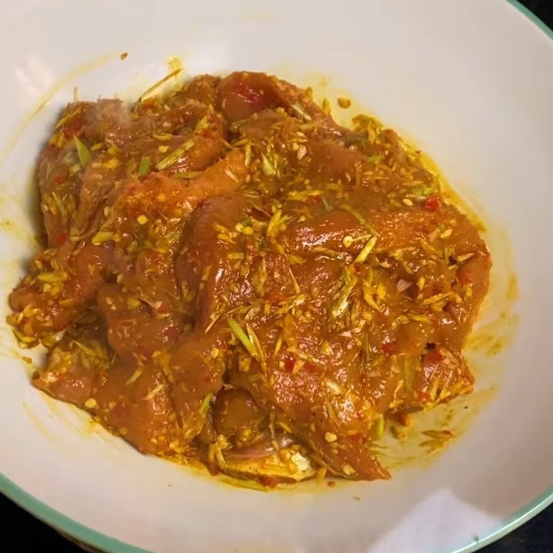 Bọc kín thịt lợn đã ướp để qua đêm