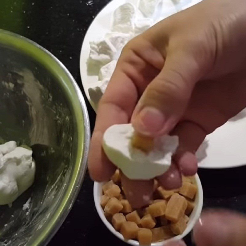 Bọc nhân đường phên vào giữa miếng bột dẹt