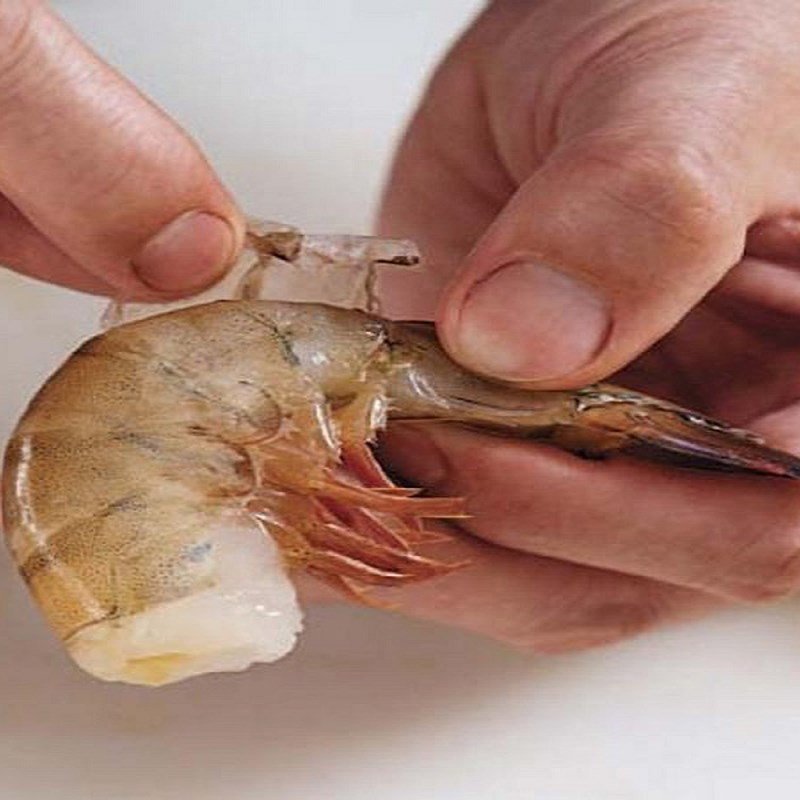 Bóc vỏ tôm chuẩn bị cho món mì trứng