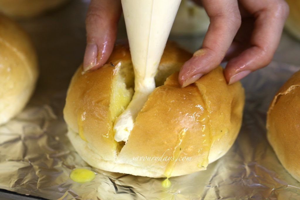 Bơm sốt phô mai kem vào bánh mì bơ tỏi