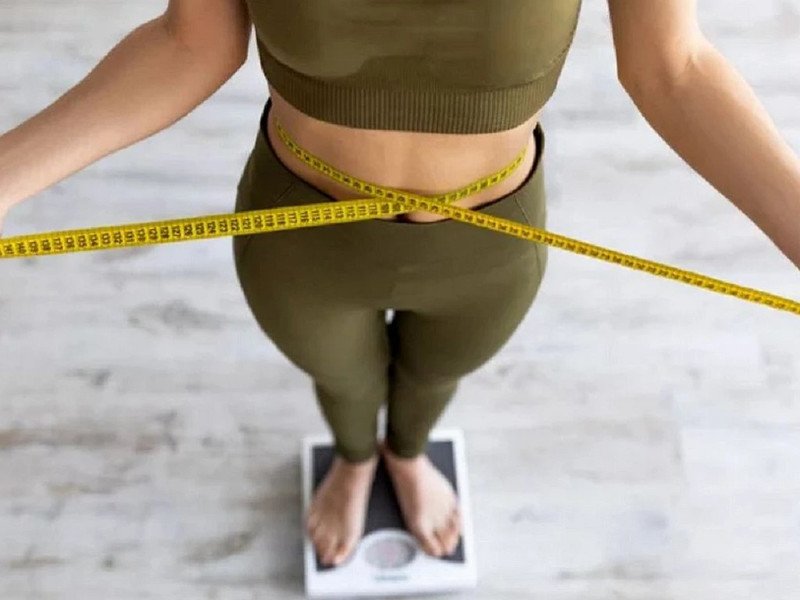 Bòn bon tươi với vỏ sáng và múi trắng mọng, biểu tượng cho lợi ích giảm cân