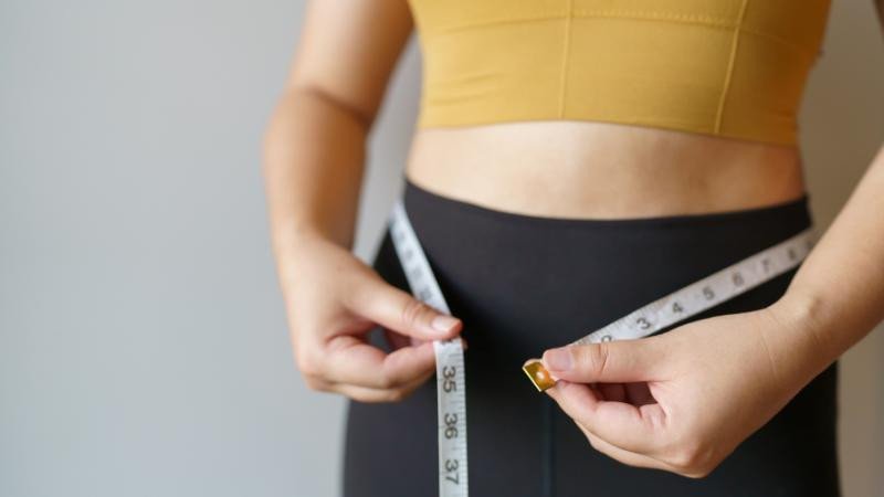 Bông cải trắng tươi ngon cùng dụng cụ đo lường, minh họa khả năng giảm cân nhờ hàm lượng calo thấp và chất xơ