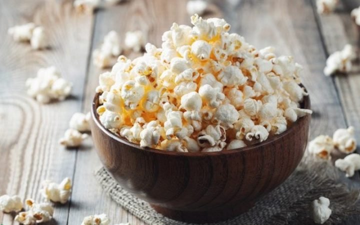 100g Bỏng Ngô Bao Nhiêu Calo? Giải Mã Năng Lượng Chi Tiết Bỏng ngô nguyên bản trong bát