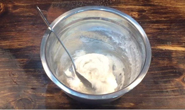 Bột bánh dẻo và nước đường được trộn đều tạo vỏ bánh mềm mại