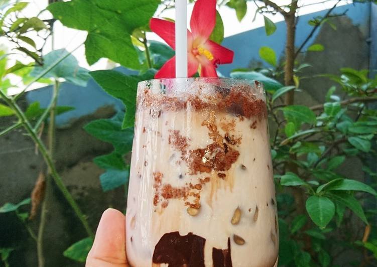 Bột cacao nguyên chất và các nguyên liệu cần thiết để pha chế đồ uống dinh dưỡng tại nhà.