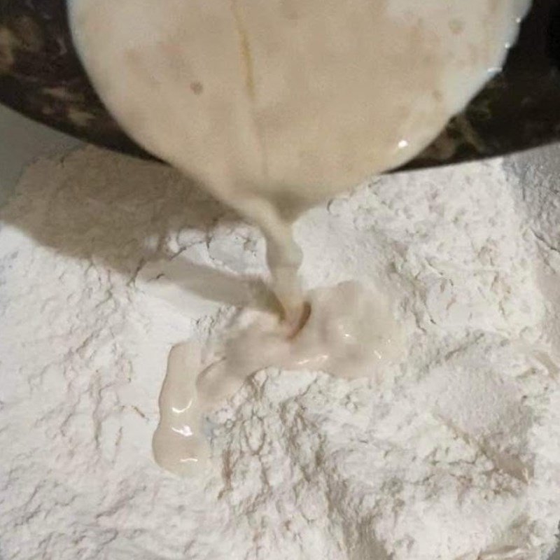 Bột mì, men và hỗn hợp bí đỏ được trộn đều để tạo thành khối bột dẻo