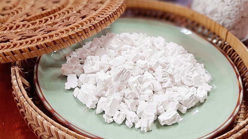 Bột sắn dây trắng mịn trong bát, những lưu ý quan trọng khi sử dụng bột sắn dây để đảm bảo an toàn.