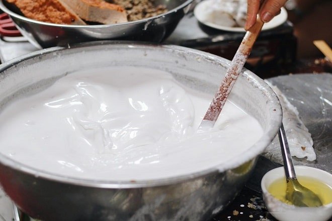 Bột vỏ bánh gói Nghệ An đã khuấy mịn, chuẩn bị cho công đoạn tiếp theo