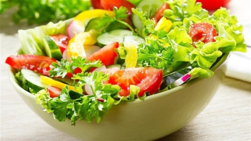 Bữa ăn cân bằng với chả cá basa, rau xanh, trái cây và các thực phẩm lành mạnh khác