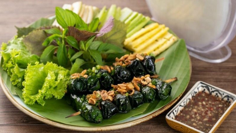 Bữa ăn cân đối với chả lá lốt nướng hoặc hấp, kết hợp cùng các loại rau xanh tươi mát
