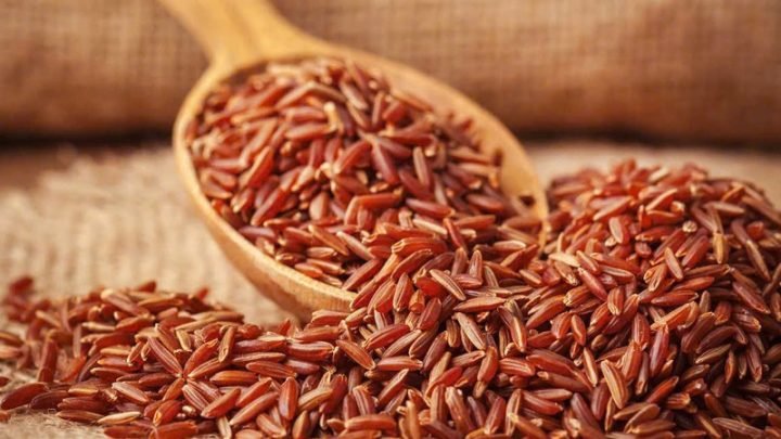 Bữa ăn cân đối với cơm gạo lứt và các loại rau xanh