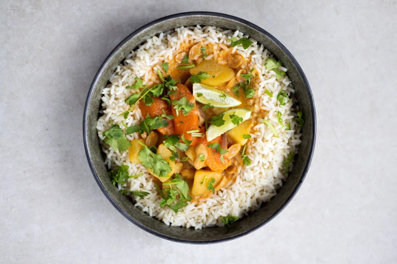 Bữa ăn cân đối với cơm trắng, rau củ và protein giúp kiểm soát calo