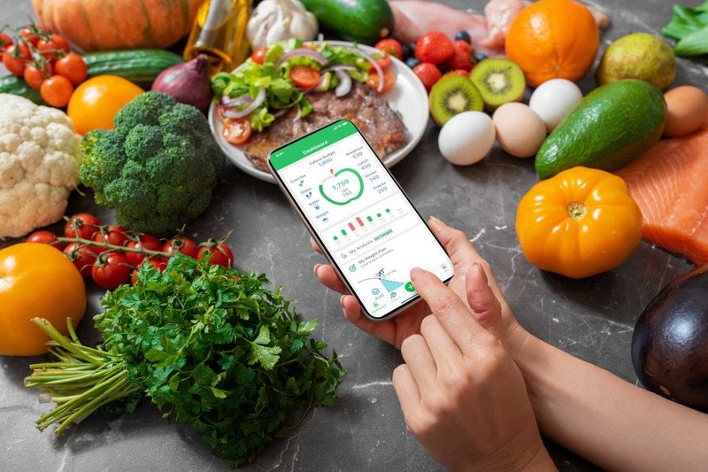 Bữa ăn gia đình với cá chiên giòn, hình ảnh minh họa nhu cầu calo hàng ngày và chế độ ăn cân đối.