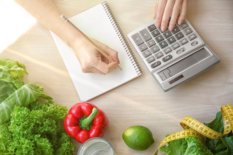 Bữa ăn lành mạnh với các loại rau xanh, thịt nạc và hạt, minh họa chế độ dinh dưỡng cân bằng