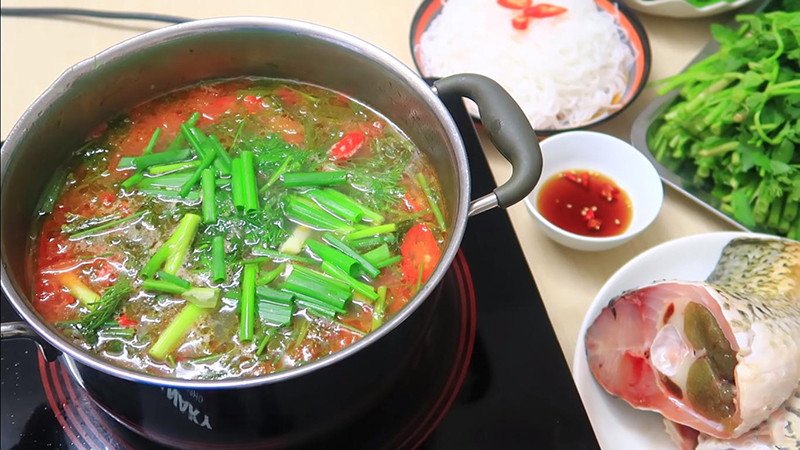 Bữa ăn lẩu cá chép ấm cúng bên gia đình