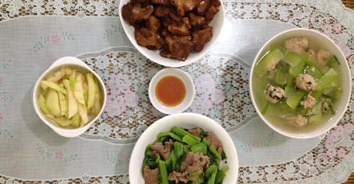 Bữa cơm gia đình với canh bí nấu mọc, thịt nướng và cải mèo xào bò