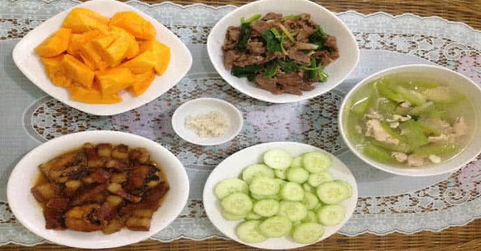 Bữa cơm gia đình với canh bí xanh nấu thịt, bò xào cần tỏi và cá kho thịt