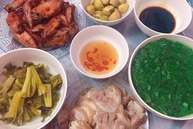 Bữa cơm gia đình với cánh gà nướng BBQ, chân giò luộc và dưa muối chua