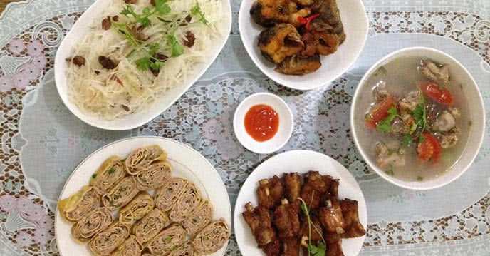 Bữa cơm gia đình với canh sườn nấu chua, cá kho tộ và sườn nướng