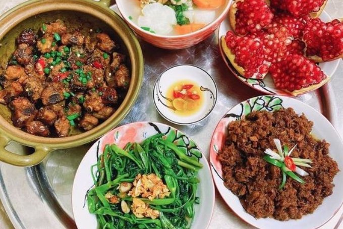 Bữa cơm gia đình với sườn non ram, thịt chưng mắm tép và rau muống xào
