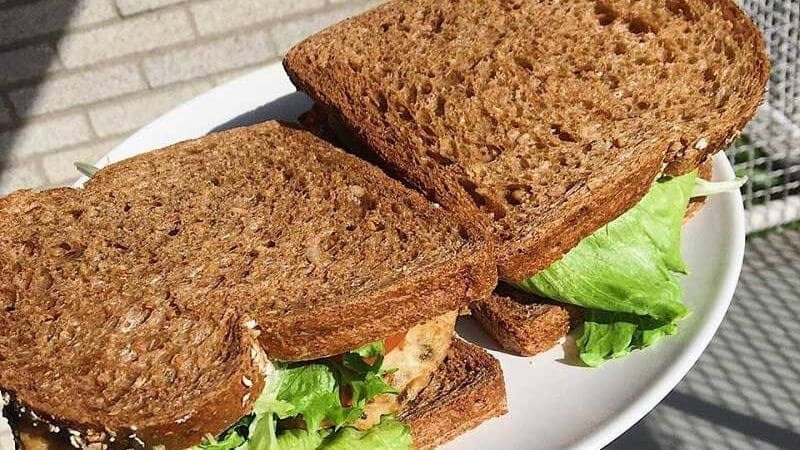 Bữa sáng dinh dưỡng với bánh sandwich nguyên cám giúp no lâu