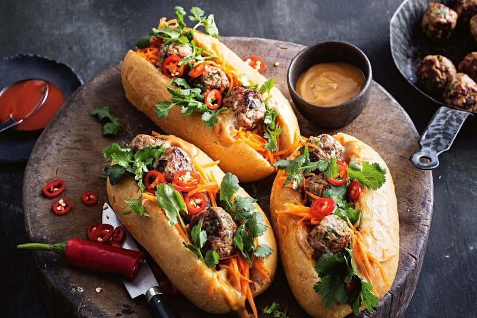 Bữa sáng lành mạnh với bánh mì và nhiều rau xanh