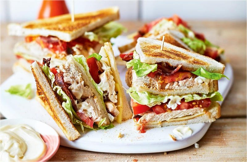 Bữa sáng với bánh mì sandwich, trứng và nước cam, minh họa cách ăn lành mạnh
