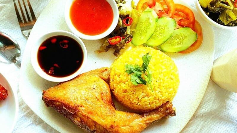 Bữa trưa là thời điểm thích hợp để thưởng thức món cơm gà nướng ngon miệng