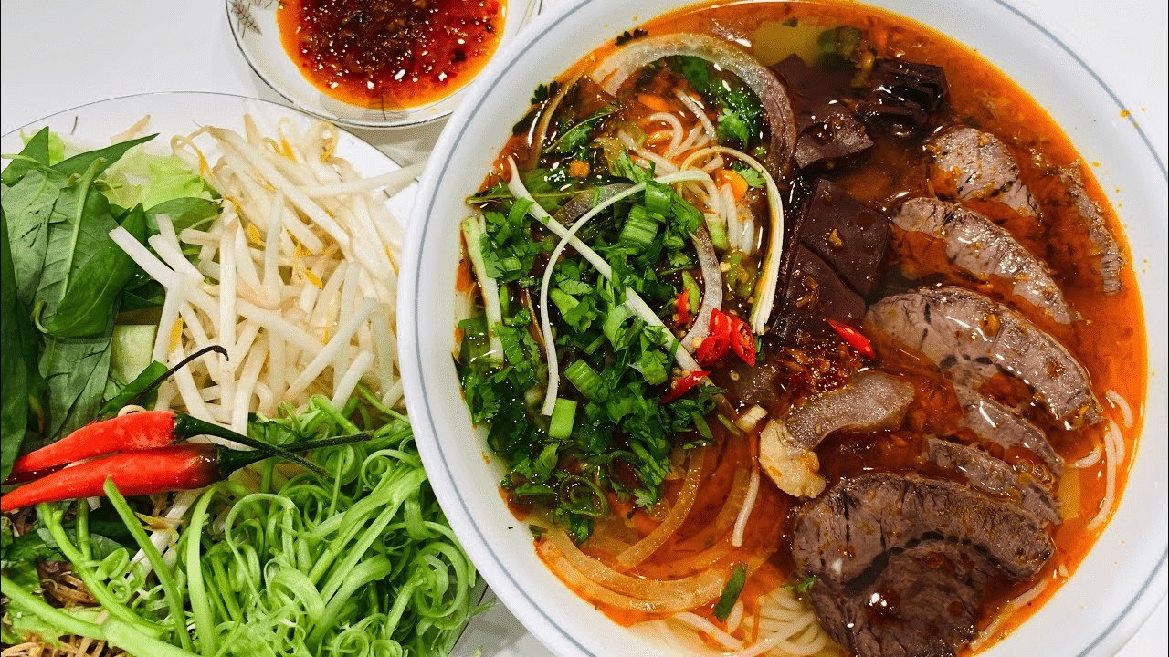 Bún bò Nam Bộ tươi ngon kết hợp rau xanh