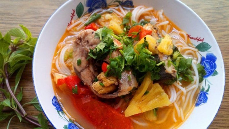 Bún cá thu nóng hổi, nước dùng đậm đà, thịt cá săn chắc