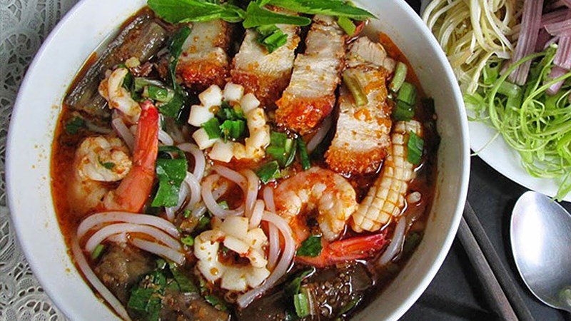 Bún mắm miền Tây với nước dùng đậm đà, hấp dẫn