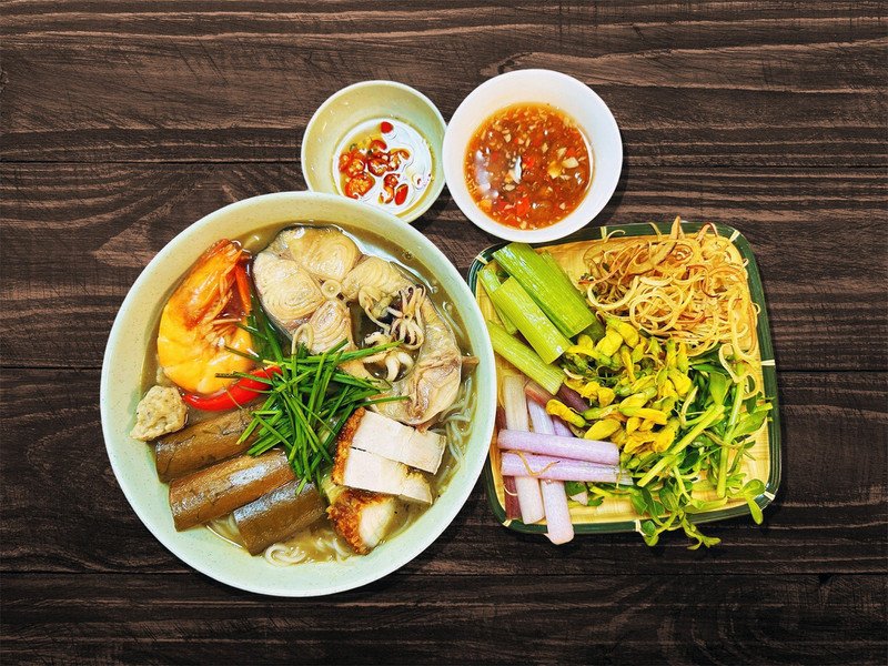 Bún mắm nêm hấp dẫn với đầy đủ topping và nước sốt, cần ăn đúng cách để tối ưu lợi ích sức khỏe