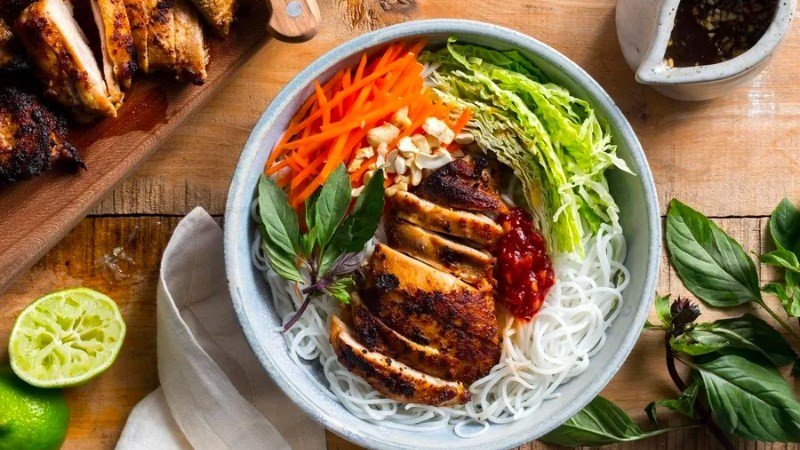 Bún thịt gà và rau xanh giúp cân bằng lượng calo và cung cấp dinh dưỡng
