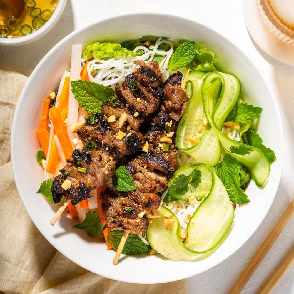 Bún thịt nướng với sự kết hợp phong phú của rau xanh tươi mát, thịt nướng đậm đà, giúp cân bằng dinh dưỡng khi quan tâm đến 1 bát bún thịt bao nhiêu calo.