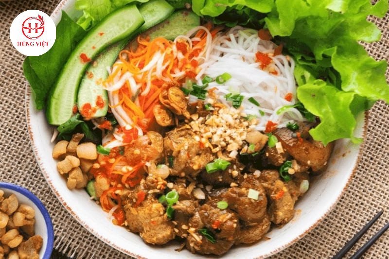 Bún trộn thịt nướng với các loại rau thơm và nước chấm chua ngọt