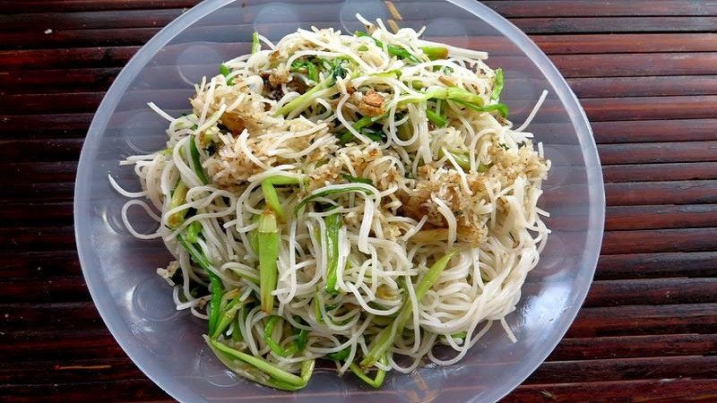 Bún tươi xào cùng nhiều loại rau củ tươi ngon, ít calo