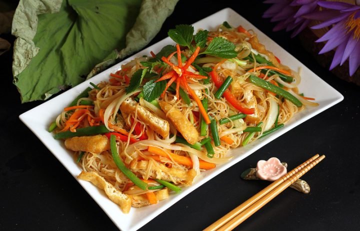 Bún xào chay thập cẩm với đậu hũ, rau củ và bún gạo trắng, thể hiện sự hấp dẫn của món ăn chay.
